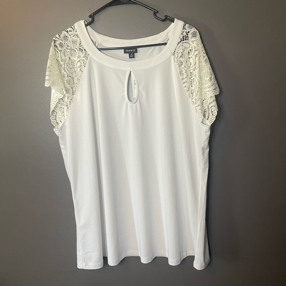 Torrid White keyhole top with Lace Sleeves sz 2 18-20